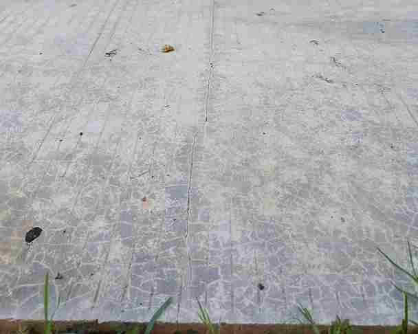 Proyek Jalan Beton Retak Gegerkan Warga Bojonegoro